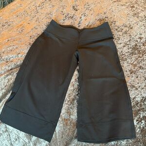 Vintage Lululemon clam diggers size 4